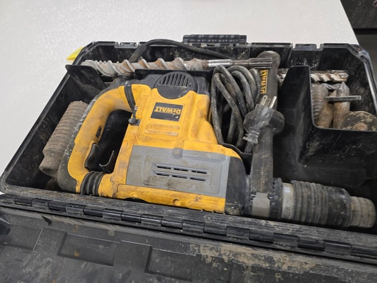 #9722-•-dewalt-d25651k-hammer-drill-image-8