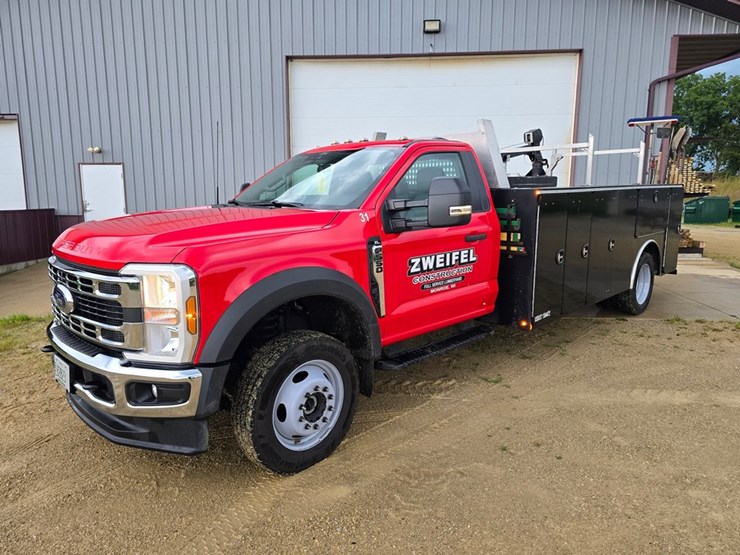2025-ford-f550-xl-image-1