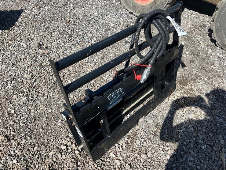 giyi-mini-skid-steer-side-shift-forks-backing-plate-image-1