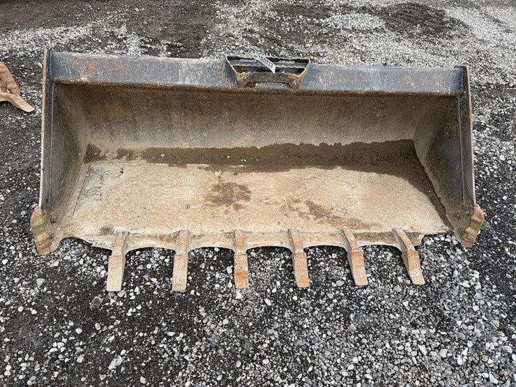 76”-skid-steer-tooth-bucket-image-1