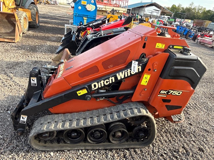 2015-ditch-witch-sk750-image-11