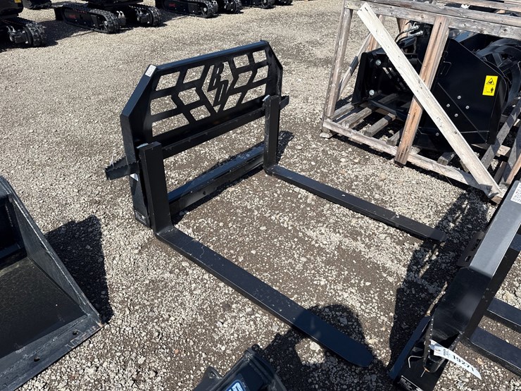 #2049-•-blue-diamond-48"-skid-steer-pallet-forks-image-1