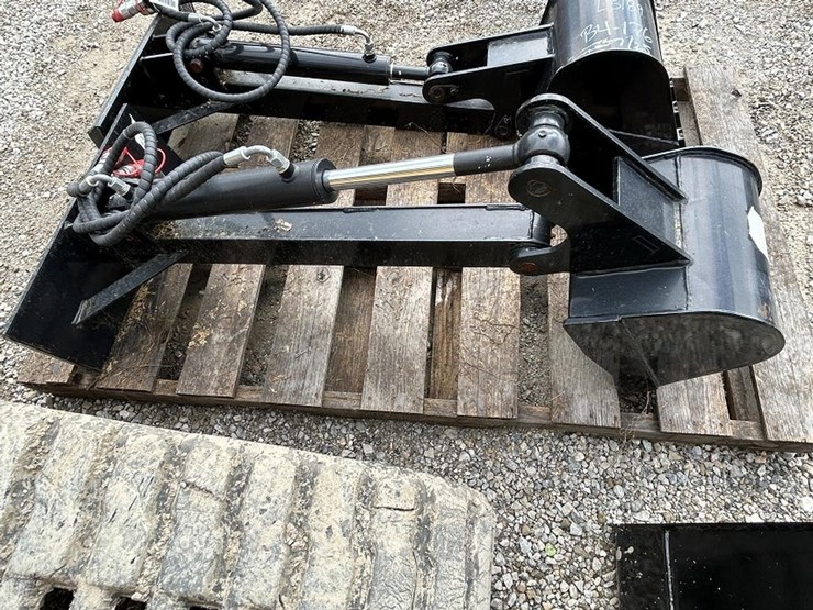 giyi-common-interface-backhoe-attachment-image-2