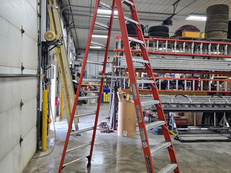 #9745-•-louisville-12'-step-ladder-image-4