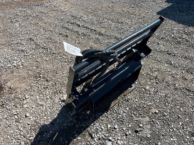 giyi-mini-skid-steer-side-shift-forks-backing-plate-image-2