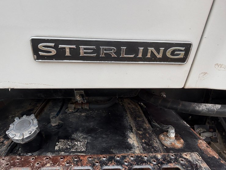 #1201-•-1999-sterling-silage-truck-(has-wi-title)-image-9