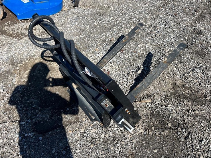 giyi-30”-mini-skid-steer-side-shift-forks-image-4