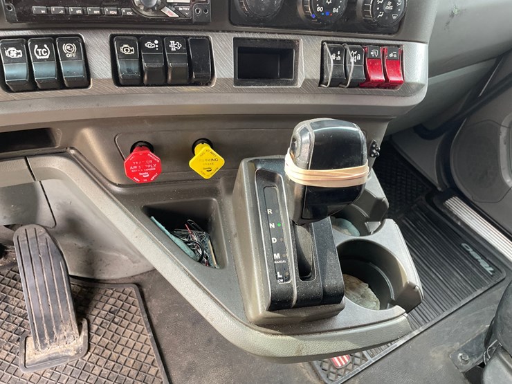 2017-kenworth-t680-image-44