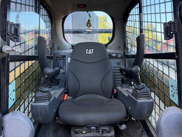 2020-caterpillar-242d3-image-18