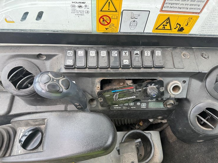 2016-takeuchi-tb260-image-28