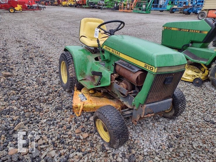 john-deere-210-image-1