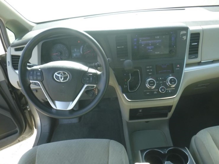 2017-toyota-sienna-image-9