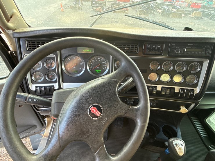 2014-kenworth-t800-image-16