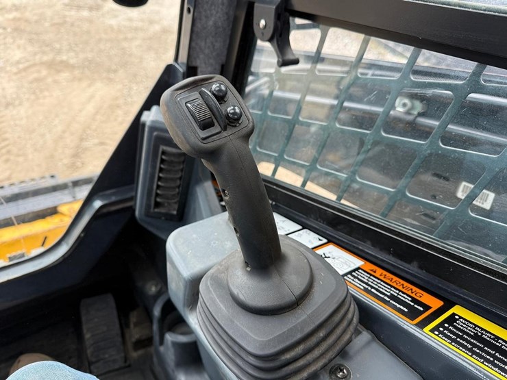 2024-deere-331g-image-21