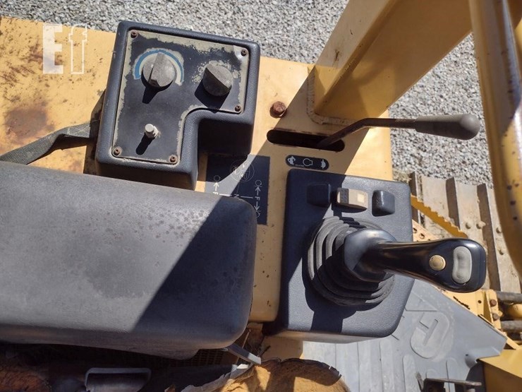2003-caterpillar-d4g-xl-image-11