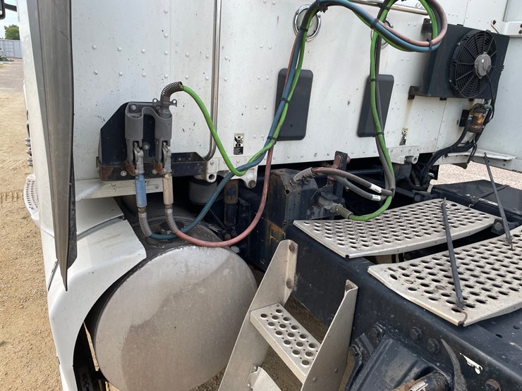 2017-kenworth-t680-image-31
