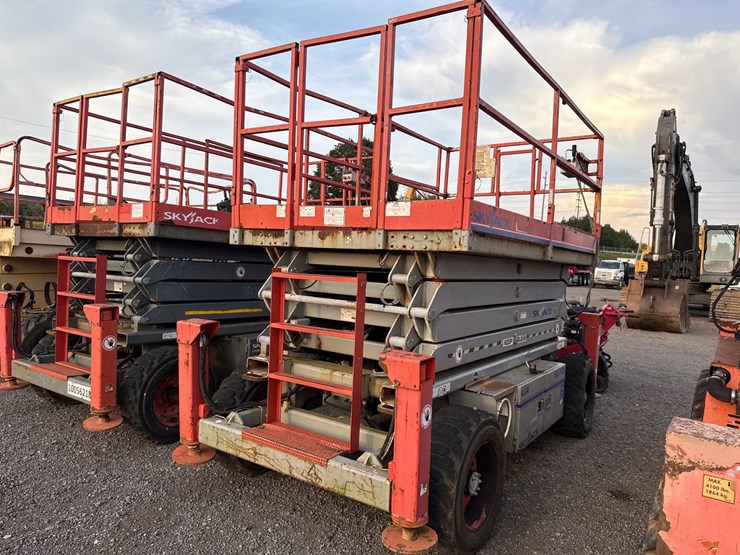 #2082-•-sky-jack-sj7135-scissor-lift-image-6