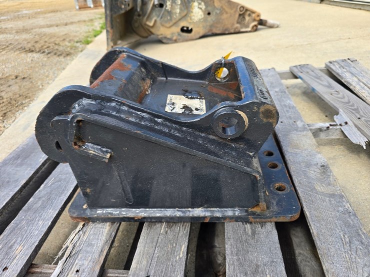 #9687-•-bobcat-mini-excavator-breaker-adapter-plate-image-4