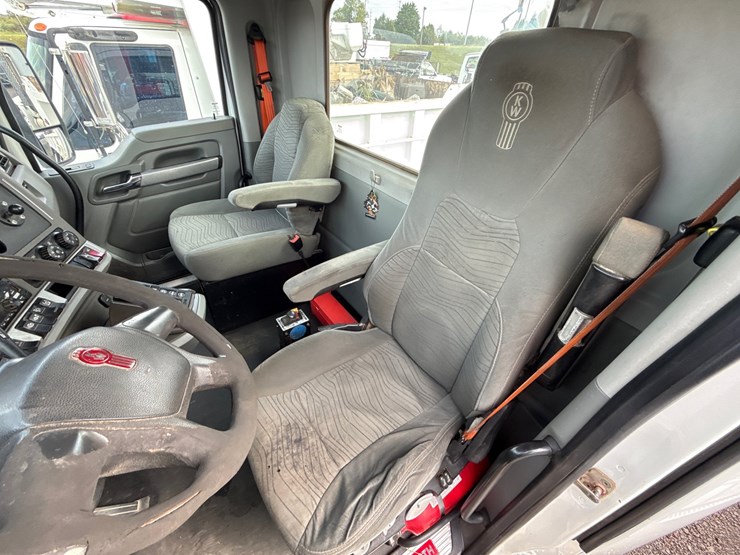 2017-kenworth-t680-image-14