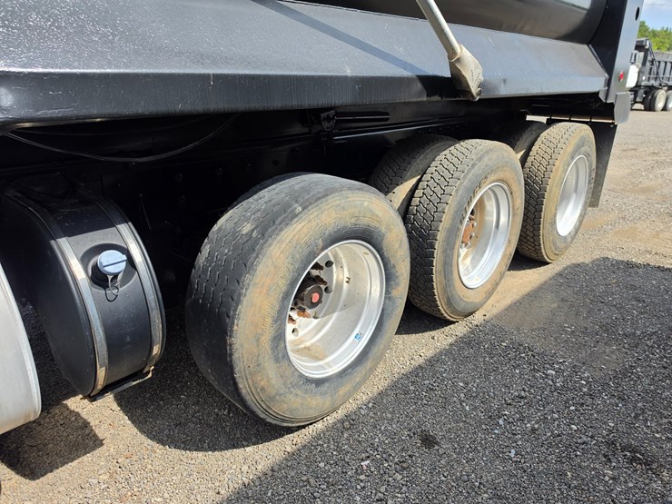 2013-kenworth-t800-image-11