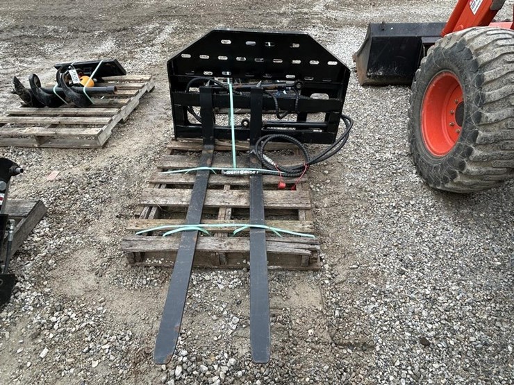 giyi-60"-side-shift-pallet-forks-image-1