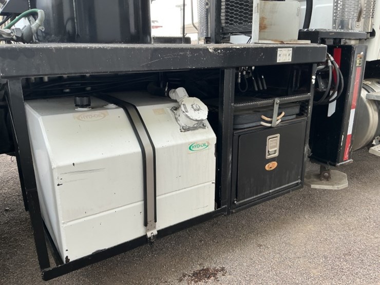 2007-sterling-lt9500-image-13