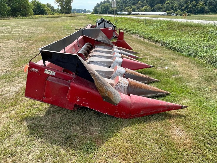 #1325-•-case-1063-(6)-row-corn-head-image-4