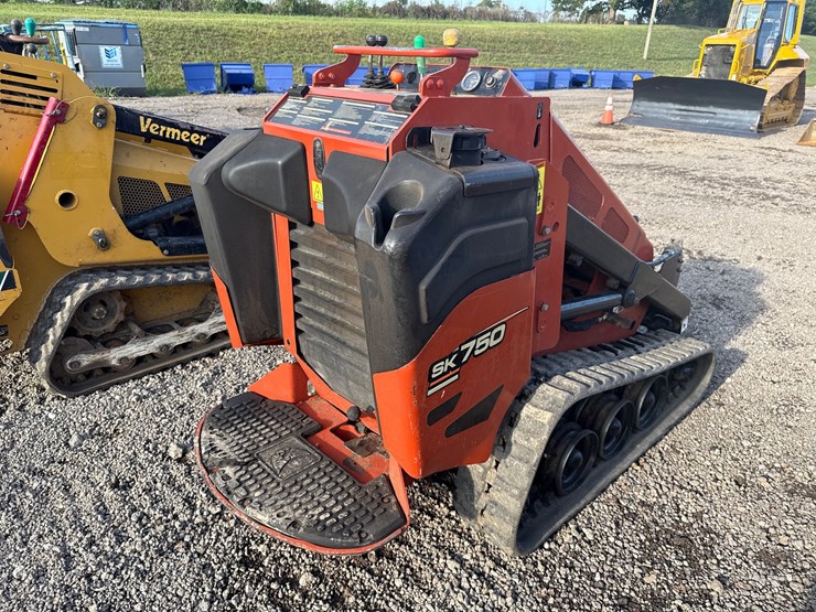 2015-ditch-witch-sk750-image-6