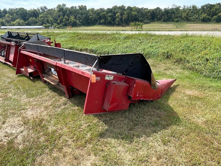 #1325-•-case-1063-(6)-row-corn-head-image-5
