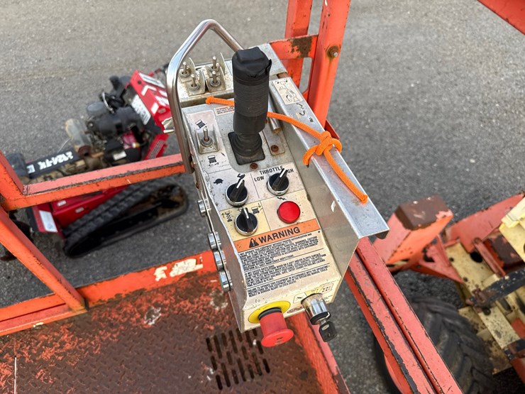 #2082-•-sky-jack-sj7135-scissor-lift-image-13