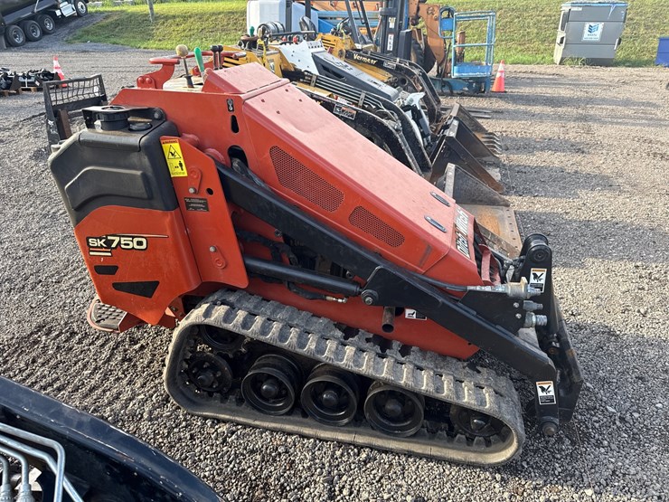 2015-ditch-witch-sk750-image-4