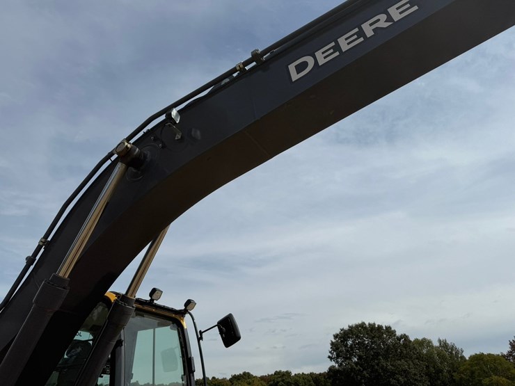 2024-deere-210g-lc-image-23