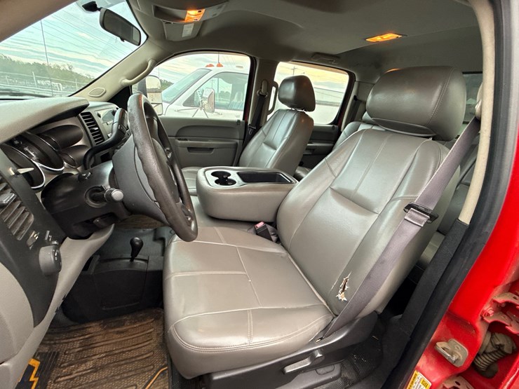 2013-chevrolet-3500-image-19