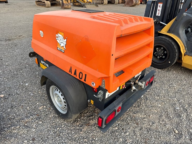 #2070-•-2017-atlas-copco-towable-air-compressor-image-6