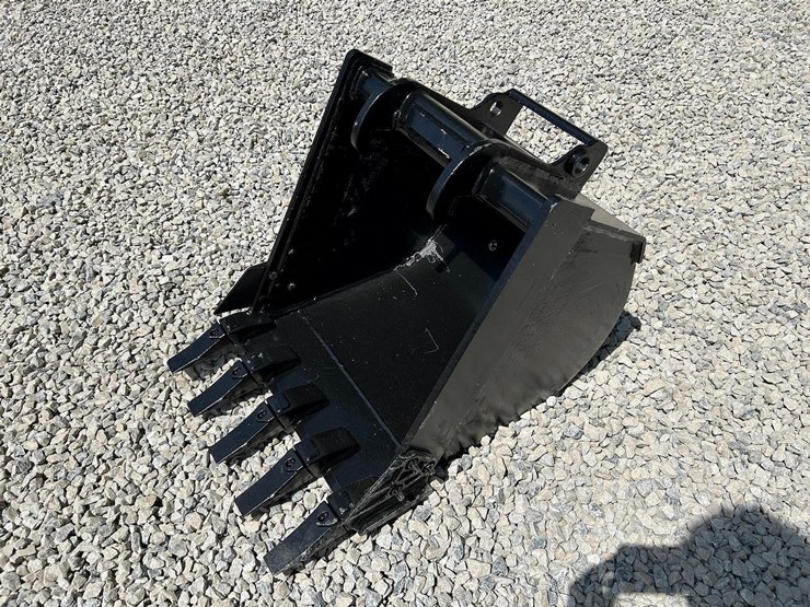 24"-x-change-bucket-for-a-bobcat-excavator-image-1