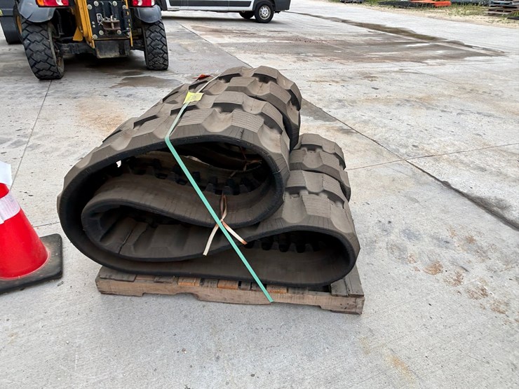 #1106-•-set-of-new-skid-steer-tracks-(west-salem,-wi)-image-4