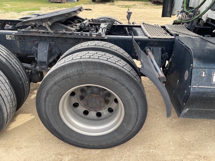 2017-kenworth-t680-image-16