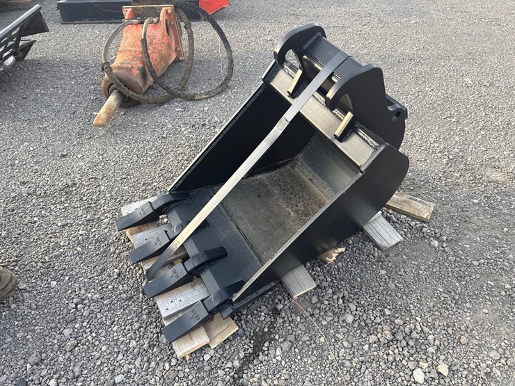 #2000-•-18"-bobcat-x-change-excavator-bucket-image-2