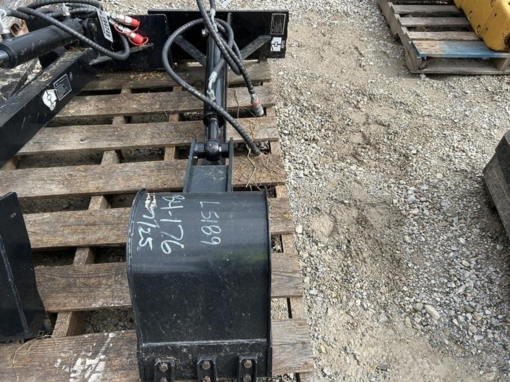 giyi-common-interface-backhoe-attachment-image-3