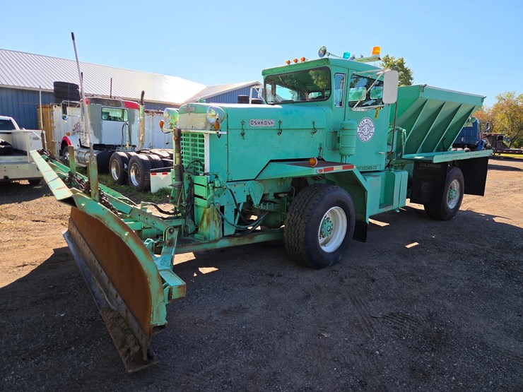 #3410-•-1974-oshkosh-p2025-1e1-plow-truck-image-1