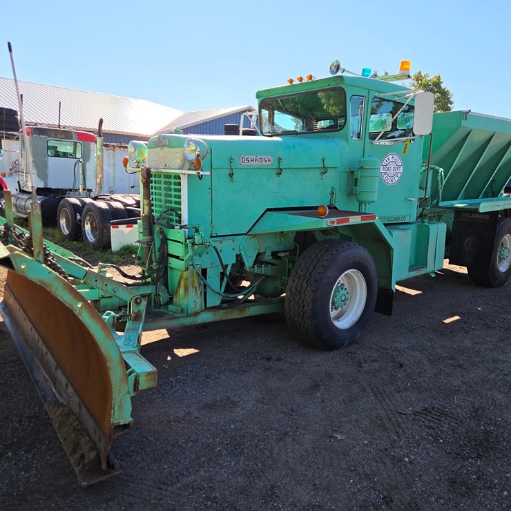 #3410 • 1974 Oshkosh P2025-1E1 Plow Truck
