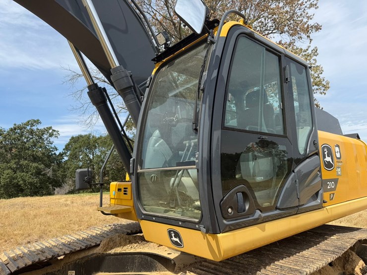 2024-deere-210g-lc-image-10
