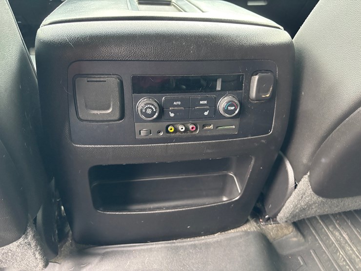 2015-chevrolet-tahoe-ltz-image-43