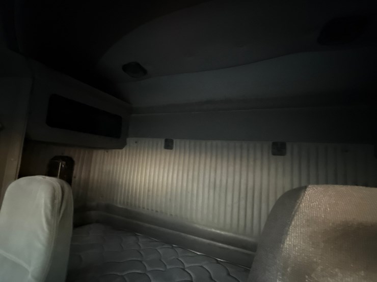 2013-kenworth-t660-image-18