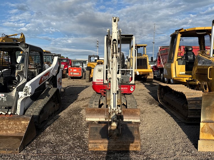 takeuchi-tb230-image-2