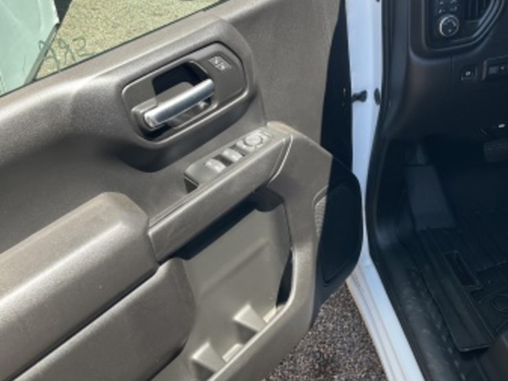 2025-chevrolet-silverado-1500-image-22