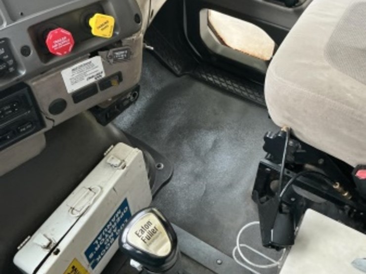 2007-sterling-lt9500-image-28