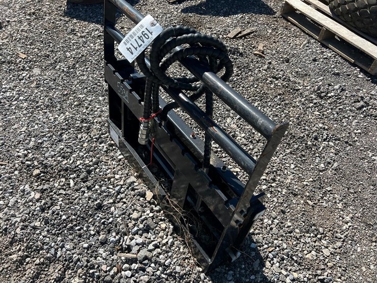 giyi-mini-skid-steer-side-shift-forks-backing-plate-image-2