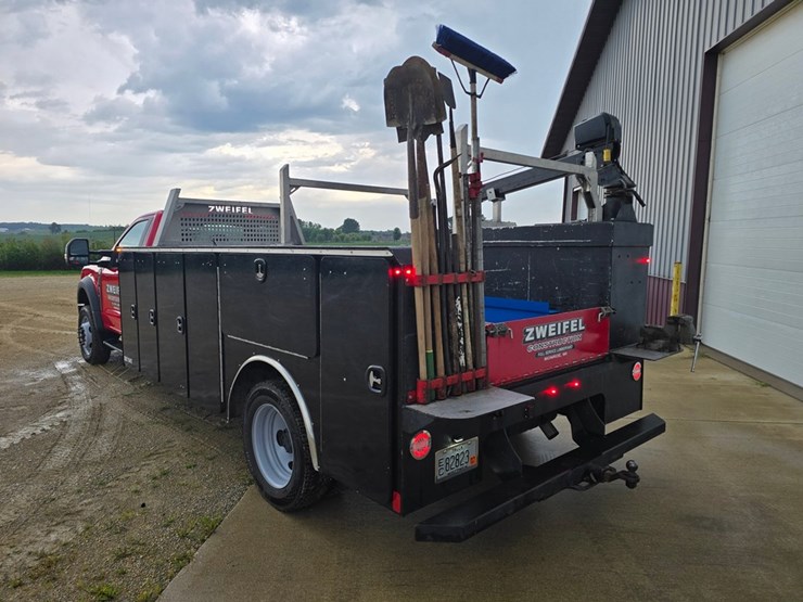 2025-ford-f550-xl-image-3
