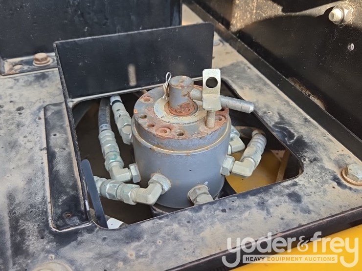 2019-deere-210g-lc-image-32